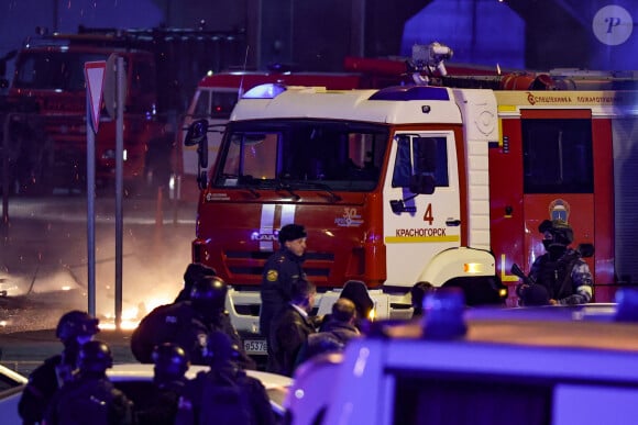 Plus de 90 personnes ont été tuées et 115 blessées vendredi soir dans une attaque armée suivie d'un énorme incendie dans une salle de concert de la banlieue de Moscou, qui a été revendiquée par le groupe jihadiste Etat islamique (EI). 
L'hôtel de ville de Crocus, près de Moscou, après l'attaque terroriste qui a fait plus de 90 morts et des centaines de bléssés