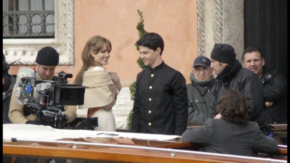 La belle Angelina Jolie et le séduisant Johnny Depp... en balade romantique sur un bateau à Venise !