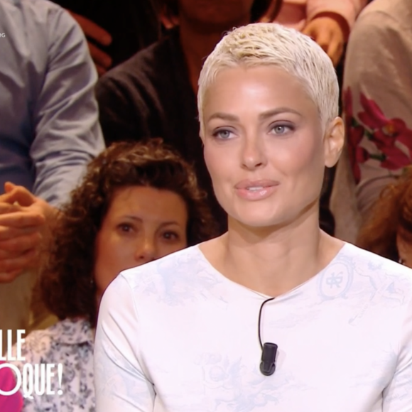 Caroline Receveur était l'invitée de Léa Salamé dans Quelle époque ! sur France 2. La jeune femme s'est confiée avec émotion sur son cancer du sein.