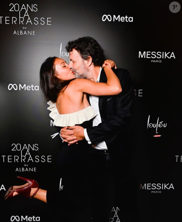 Christophe Carrière prend la pose avec son ex-compagne Andie du temps où ils formaient un couple.