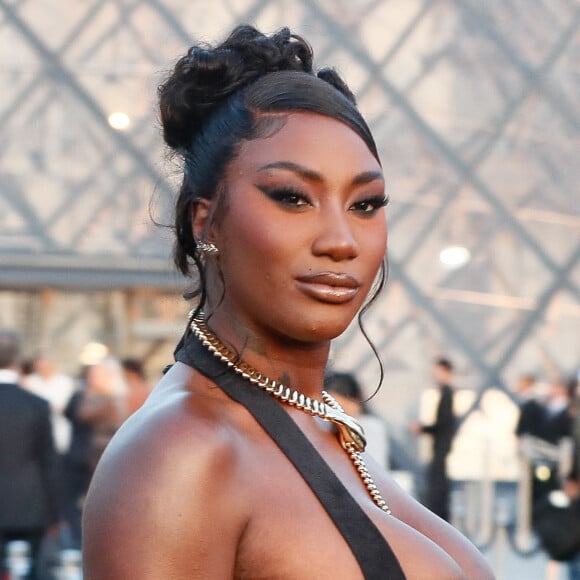 La cérémonie d'ouverture des Jeux Olympiques devrait être un moment d'union et de fête.
Aya Nakamura - Photocall de la soirée Lancome X Louvre lors de la Fashion week de Paris (PFW), dans la cour du musée du Louvre, à Paris. © Christophe Clovis/Bestimage