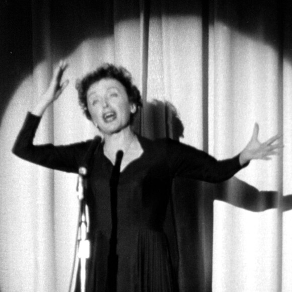 Le 26 juillet 2024, Paris lancera cette nouvelle session de compétitions sportives et la rumeur veut qu'Aya Nakamura ait été choisie pour interpréter un titre d'Edith Piaf.
Edith Piaf sur scène à Paris.