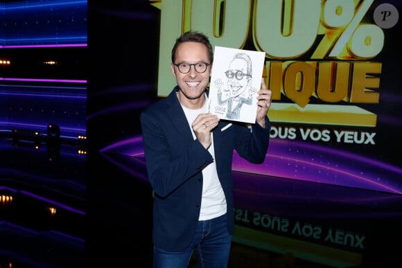 "La ressemblance avec Cyril Féraud ?"
Exclusif - Damien Thévenot pose avec sa caricature faite par l'artiste Gribouilletout - Enregistrement de l'émission "100% Logique", présentée par C.Féraud et diffusée le 11 novembre sur France 2 © Christophe Clovis / Bestimage