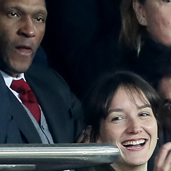 Jérémie Elkaïm et sa compagne Anaïs Demoustier dans les tribunes du match de football de Ligue 1 PSG - Monaco au Parc des Princes à Paris, le 15 avril 2018. Le PSG a battu Monaco 7-1 et s'offre son 7ème titre de champion de France avant la fin de la saison.
