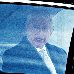 Le roi Charles III d'Angleterre à la sortie du château de Windsor dans son Rolls Royce. Le26 mars 2024 
