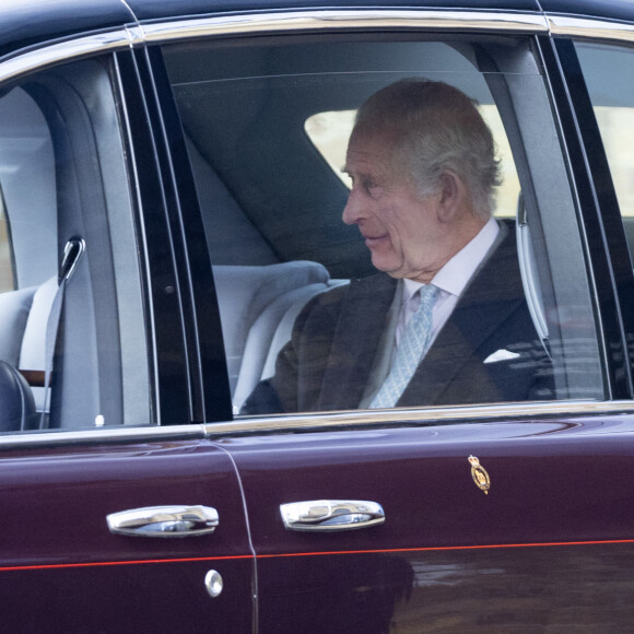 Le roi Charles III d'Angleterre, aperçu à la sortie du château de Windsor en direction de Clarence House à Londres, le 26 mars 2024. 