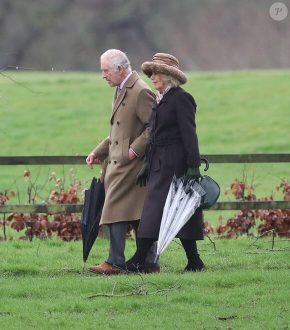 Le roi Charles III d'Angleterre et Camilla Parker Bowles, reine consort d'Angleterre, à la sortie de la messe du dimanche en l'église Sainte-Marie Madeleine à Sandringham. Le 18 février 2024 