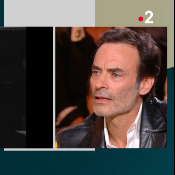 Anthony Delon face à des images d'archives de ses parents Alain et Nathalie Delon sur le plateau de "Quelle époque !" sur France 2 le 30 mars 2024.