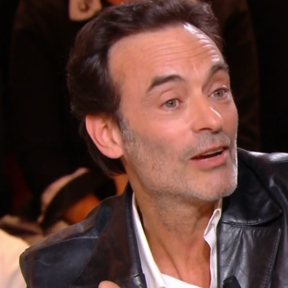 Anthony Delon face à des images d'archives de ses parents Alain et Nathalie Delon sur le plateau de "Quelle époque !" sur France 2 le 30 mars 2024.