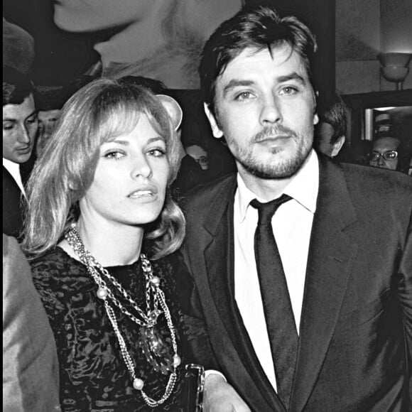 Archives : Alain Delon et sa femme Nathalie à la première de leur film Le Samouraï à paris en 1967.