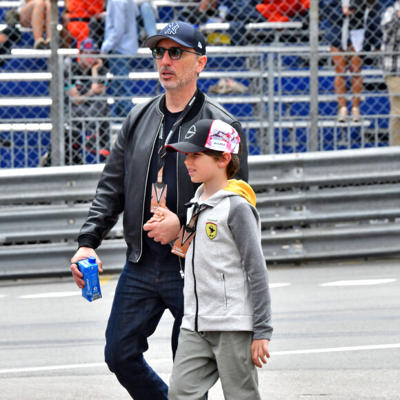 Gad Elmaleh et son fils Raphaël durant le 6eme Monaco E-Prix à Monaco, le 6 mai 2023. Nick Cassidy (Envision Racing) s'est imposé à Monaco devant le Néo-Zélandais Mitch Evans (Jaguar TCS Racing), arrivé second, et le Britannique Jake Dennis (Avalanche Andretti), 3eme. Nick Cassidy prend la tête du championnat. Le championnat de Formule E est une compétition automobile, organisée par la FIA, mettant en scène uniquement des monoplaces 100% électriques. Le premier E Grand Prix a eu lieu à Pekin en septembre 2014. © Bruno Bebert/Bestimage 