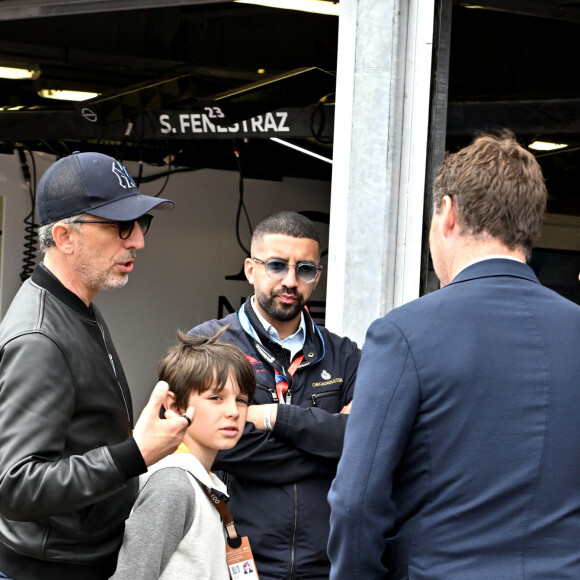 Gad Elmaleh et son fils Raphaël au stand Nissan durant le 6eme Monaco E-Prix à Monaco, le 6 mai 2023. Nick Cassidy (Envision Racing) s'est imposé à Monaco devant le Néo-Zélandais Mitch Evans (Jaguar TCS Racing), arrivé second, et le Britannique Jake Dennis (Avalanche Andretti), 3eme. Nick Cassidy prend la tête du championnat. Le championnat de Formule E est une compétition automobile, organisée par la FIA, mettant en scène uniquement des monoplaces 100% électriques. Le premier E Grand Prix a eu lieu à Pekin en septembre 2014. © Bruno Bebert/Bestimage 