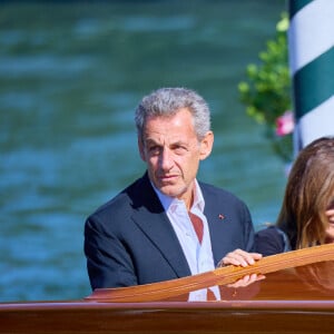 L'ancien président français Nicolas Sarkozy et sa femme Carla Bruni-Sarkozy arrivent à l'aéroport de Venise-Marco Polo et prennent un bateau-taxi lors du 80ème festival international du film de Venise, La Mostra, à Venise, Italie, le 2 septembre 2023. © Action Press/Bestimage