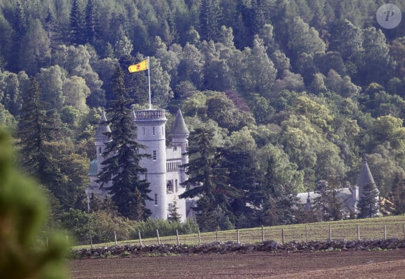L'Étendard royal d'Écosse hissé en haut du Château de Balmoral, pour signifier la présence de la reine Elisabeth II d'Angleterre au sein de la résidence, à Ballater, le 6 août 2019.