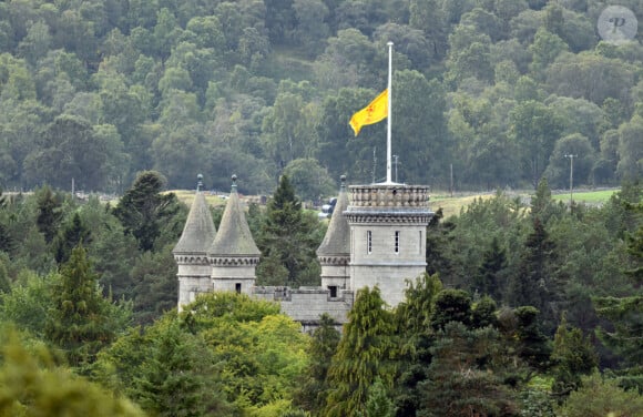 Le drapeau en berne au château de Balmoral, au lendemain du décès de la reine Elisabeth II d'Angleterre à l'âge de 96 ans. Le 9 septembre 2022. 
