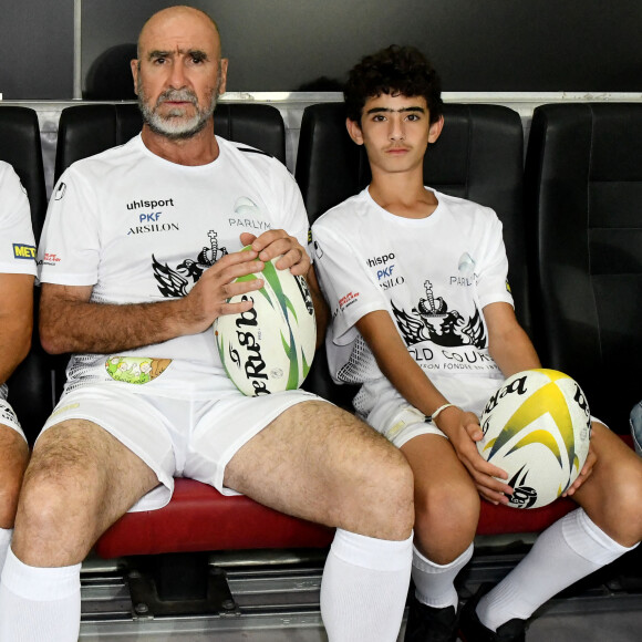 Eric Cantona et son fils Emir - Match des Légendes, la rencontre qui mêle le football et le rugby au profit de l'association de P. Olmeta (ancien gardien de but et co-fondateur de l'association), "Un sourire, un espoir pour la vie" s'est déroulé à Nice à l'Allianz Riviera, le 26 septembre 2022. L'association de P. Olmetta est engagée en faveur des enfants atteints de cancer ou de maladie orpheline. © Bruno Bebert/Bestimage