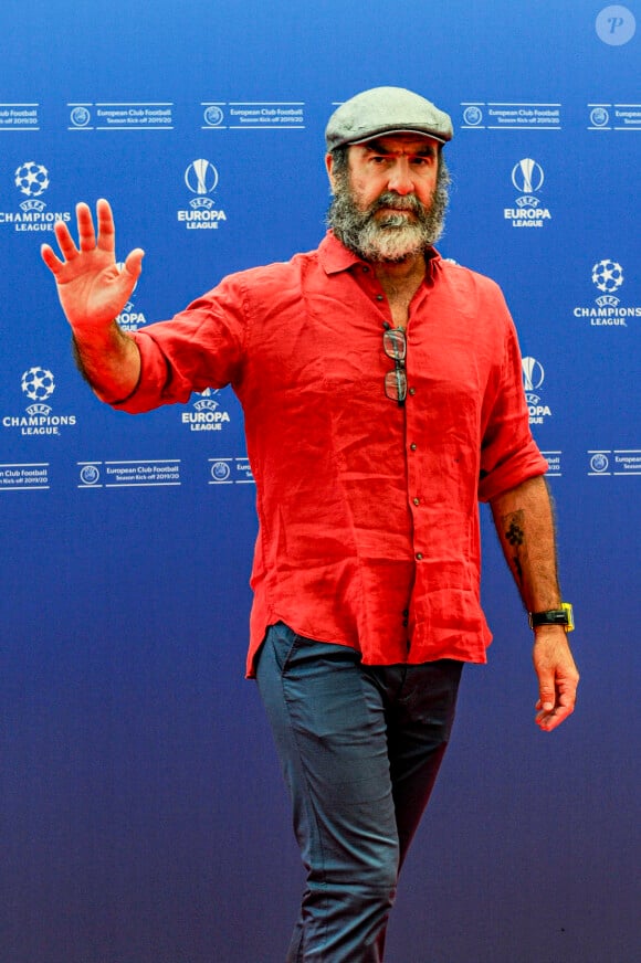 Eric Cantona (Prix du président de l'UEFA en reconnaissance de sa carrière de joueur magnifique et de son engagement pour des causes sociales) au photocall de la cérémonie du tirage au sort de la phase de poules de l'édition 2019-2020 de la Ligue des Champions à Monaco, le 29 août 2019. 