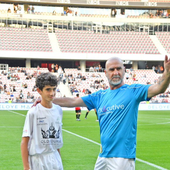 Eric Cantona et son fils Emir - Match des Légendes, la rencontre qui mêle le football et le rugby au profit de l'association de P. Olmeta (ancien gardien de but et co-fondateur de l'association), "Un sourire, un espoir pour la vie" s'est déroulé à Nice à l'Allianz Riviera, le 26 septembre 2022. L'association de P. Olmetta est engagée en faveur des enfants atteints de cancer ou de maladie orpheline. © Bruno Bebert/Bestimage 