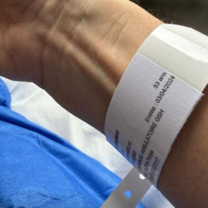 Stéphane Plaza depuis son lit d'hôpital, où il est admis pour une fribroscopie ainsi qu'une coloscopie, le 3 avril 2024 sur Instagram.