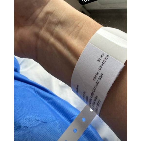 Stéphane Plaza depuis son lit d'hôpital, où il est admis pour une fribroscopie ainsi qu'une coloscopie, le 3 avril 2024 sur Instagram.