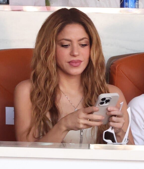 Les deux stars ont tourné un clip ensemble récemment et seraient tombés amoureux
 
Shakira au Miami Open le 31 mars 2024.