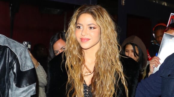 Shakira en couple avec un sublime acteur d'Emily in Paris, de 16 ans de moins qu'elle ? Ses amis craignent qu'il se serve d'elle