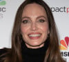 Angelina Jolie a affirmé que son ex-mari Brad Pitt avait eu un comportement violent avant l'incident de l'avion en 2016.
Première du film "Paper And Glue : A JR Project" à Los Angeles, le 18 novembre 2021. 