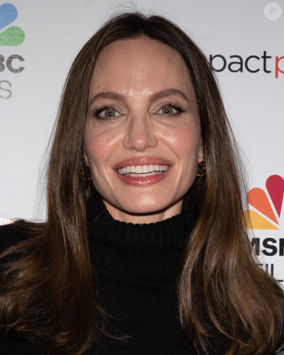Angelina Jolie a affirmé que son ex-mari Brad Pitt avait eu un comportement violent avant l'incident de l'avion en 2016.
Première du film "Paper And Glue : A JR Project" à Los Angeles, le 18 novembre 2021. 