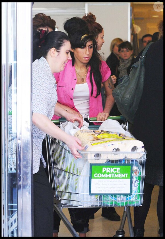 Amy Winehouse fait ses courses chez Waitrose, dans le centre de Londres, le 16 mars 2010 !