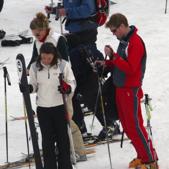 Mais leur première apparition était au ski, en 2004.
Prince William et Kate Middleton, premières vacances au ski à Klosters, Suisse, avril 2004. @ Splash News