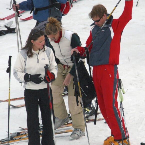 Les papparazzi avaient suivi le couple, déjà amoureux depuis deux ans.
Prince William et Kate Middleton, premières vacances au ski à Klosters, Suisse, avril 2004. @ Splash News