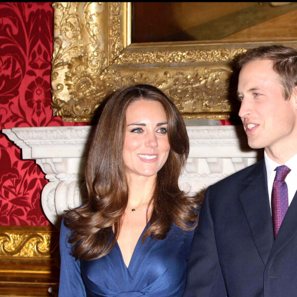 Elle est ensuite peu à peu apparue dans quelques mariages aux côtés de son futur mari, avant les fiançailles officielles. 
Conférence de presse pour annoncer les fiançailles du prince William et de Kate Middleton - Buckingham Palace, 2010.