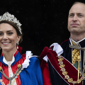 Le prince William, prince de Galles, et Catherine (Kate) Middleton, princesse de Galles - La famille royale britannique salue la foule sur le balcon du palais de Buckingham lors de la cérémonie de couronnement du roi d'Angleterre à Londres.