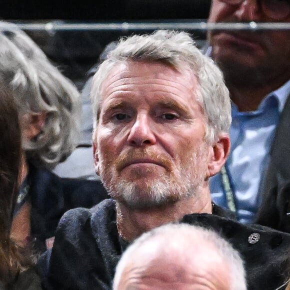 Denis Brogniart avec sa fille - People dans les tribunes de la demi-finale de l'Open Rolex Paris Masters à l'Accor Arena entre N. Djokovic contre A. Rublev le 4 Novembre 2023. © Matthieu Mirville/Bestimage