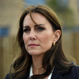 Cette situation plonge le couple royal dans une situation angoissante.
Kate Middleton lors d'une visite au lycée Fitzalan de Cardiff, le 3 octobre 2023.