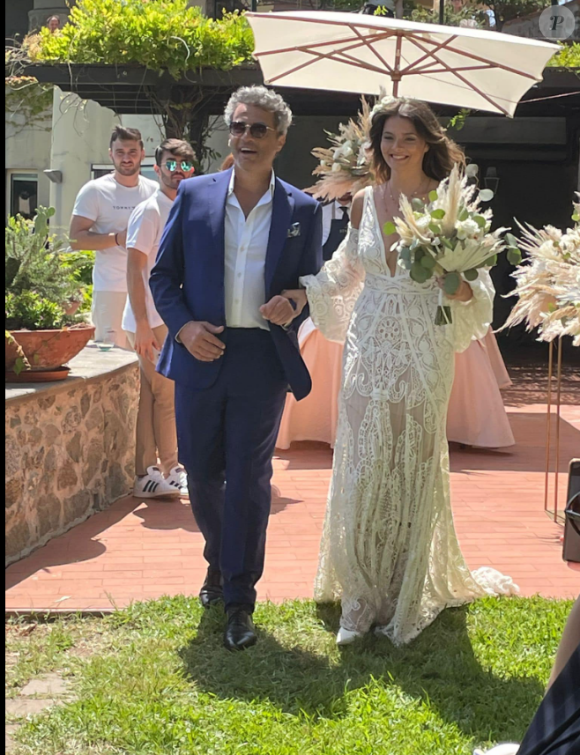 Julien Cohen avec sa fille Carla, le jour de son mariage, en mai 2022