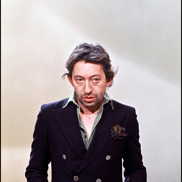 Serge Gainsbourg sur un plateau de télévision.