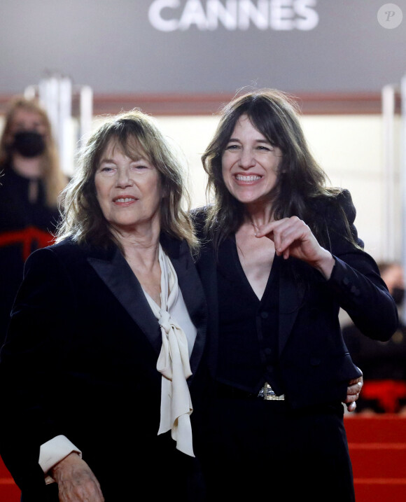 Charlotte Gainsbourg et sa mère Jane Birkin (habillée en Céline) - Montée des marches du film "Jane par Charlotte" lors du 74ème Festival International du Film de Cannes. Le 7 juillet 2021 © Borde-Jacovides-Moreau / Bestimage 