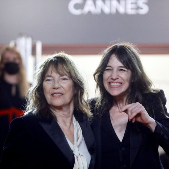 Charlotte Gainsbourg et sa mère Jane Birkin (habillée en Céline) - Montée des marches du film "Jane par Charlotte" lors du 74ème Festival International du Film de Cannes. Le 7 juillet 2021 © Borde-Jacovides-Moreau / Bestimage 