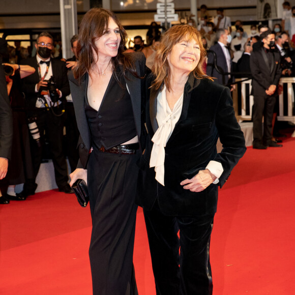 Jane Birkin (habillée en Céline) et sa fille Charlotte Gainsbourg - Montée des marches du film "Jane par Charlotte" lors du 74ème Festival International du Film de Cannes. Le 7 juillet 2021 © Borde-Jacovides-Moreau / Bestimage 