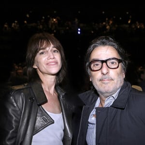 Charlotte Gainsbourg et Yvan Attal - La grande conférence du collectif agirensemble présente "Solitude d'Israël", le livre de Bernard-Henri Lévy à la salle Pleyel à Paris le 19 mars 2024. © Cédric Perrin / Bestimage 