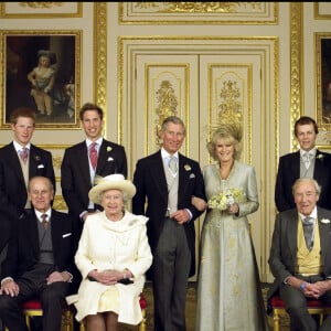 Photo officielle du mariage du prince Charles et de Camilla Parker-Bowles, entourés du prince William, du prince Harry, de Laura et Tom Parker-Bowles, de la reine Elizabeth et du prince Philip.