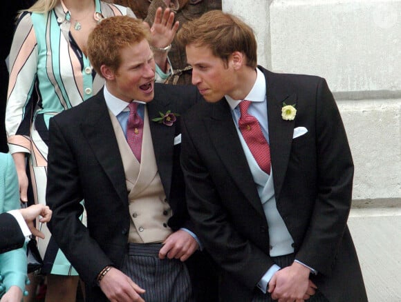 Le prince Harry et le prince William au mariage royal du prince Charles avec Camilla Parker Bowles au Windsor Guildhall de Windso, Royaume Uni, le 10 avril 2005. 