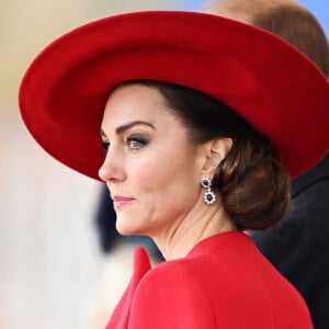 Il y a un aliment que vous ne verrez jamais dans la bouche de Kate Middleton...
Catherine (Kate) Middleton, princesse de Galles - Cérémonie de bienvenue du président de la Corée du Sud et de sa femme à Horse Guards Parade à Londres. 