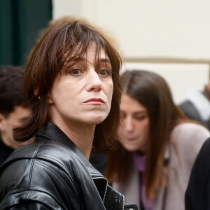 Charlotte Gainsbourg lors de la cérémonie de dévoilement de la plaque "Maison des Illustres" de la Maison Gainsbourg à Paris, France, le 2 avril 2024. © Christophe Clovis/Bestimage 