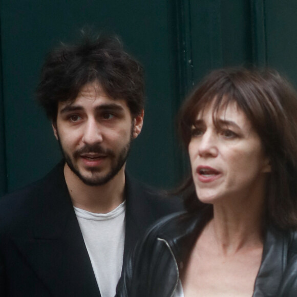 Charlotte Gainsbourg et son fils Ben Attal lors de la cérémonie de dévoilement de la plaque "Maison des Illustres" de la Maison Gainsbourg à Paris, France, le 2 avril 2024. © Christophe Clovis/Bestimage 