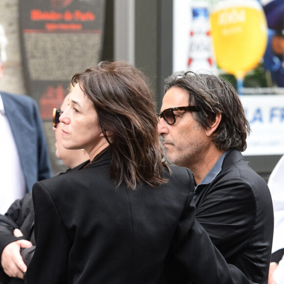 Heureusement, elle a son clan, et notamment Yvan Attal, pour l'aider. 
Charlotte Gainsbourg, Yvan Attal - Sorties des obsèques de Jane Birkin en l'église Saint-Roch à Paris. Le 24 juillet 2023 © Jacovides-KD Niko / Bestimage 