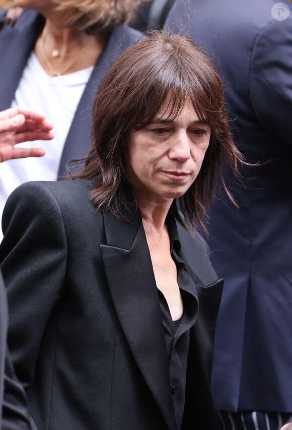 Des gens qui "lui manquent encore". 
Charlotte Gainsbourg - Sorties des célébrités aux obsèques de Jane Birkin en l'église Saint-Roch à Paris. Le 24 juillet 2023 © Jacovides-KD Niko / Bestimage 