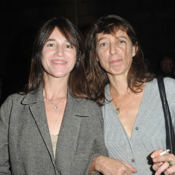 Et sa soeur Kate Barry est morte il y a 10 ans. 
Charlotte Gainsbourg et Kate Barry - Paris le 25 septembre 2013 - Inauguration de la galerie cinema de Anne Dominique Toussaint et vernissage de l'exposition " Point of View " de Kate Barry 