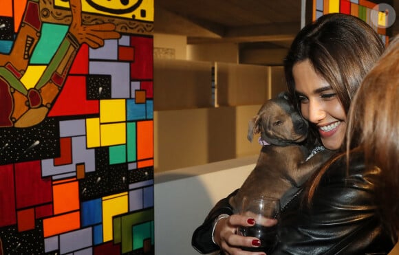 Exclusif - Naïma Rodric (comédienne : Demain nous appartient) en compagnie de son chien - Vernissage de l'exposition "ART THERAPIE", Musée Mer Marine de Bordeaux, France, le 25 mars 2023. © Patrick Bernard/Bestimage